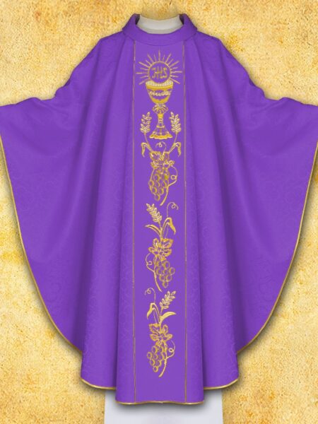 Fioletowy ornat liturgiczny z haftem eucharystycznym