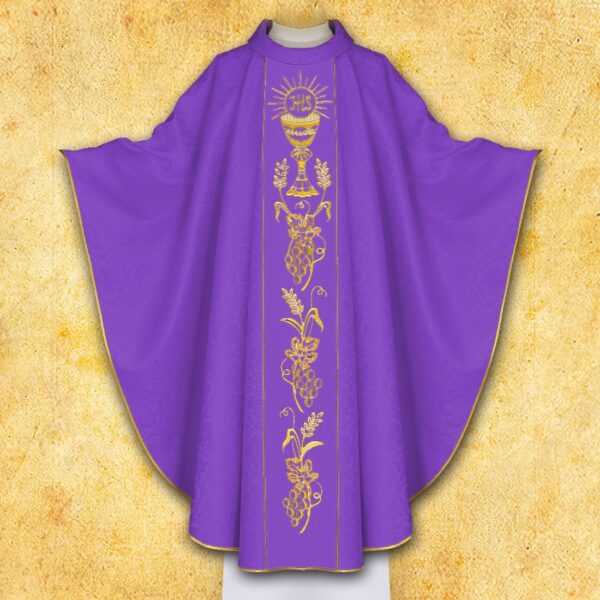 Fioletowy ornat liturgiczny z haftem eucharystycznym