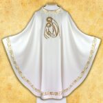 Biała szata liturgiczna z haftem Maryi i Jezusa.