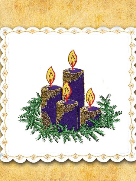 Cztery fioletowe świece adwentowe na choince.