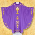 Fioletowa szata liturgiczna z motywem kielicha