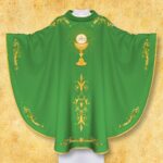 Zielona dalmatyka liturgiczna z ornamentami eucharystycznymi.
