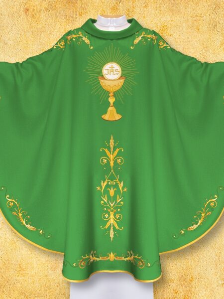 Zielona dalmatyka liturgiczna z ornamentami eucharystycznymi.